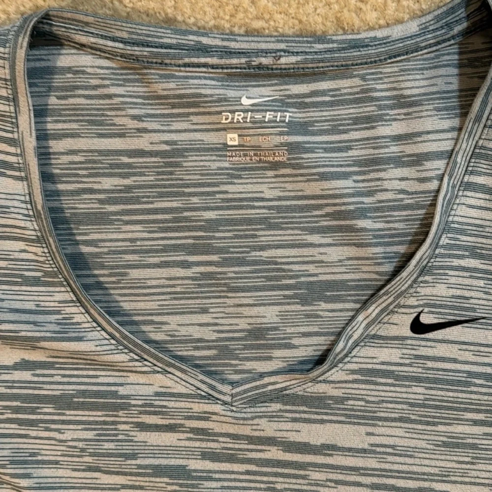 Lot of 4 Nike v-neck Dri-Fit short sleeve workout shirts size XS - Picture 5 of 5